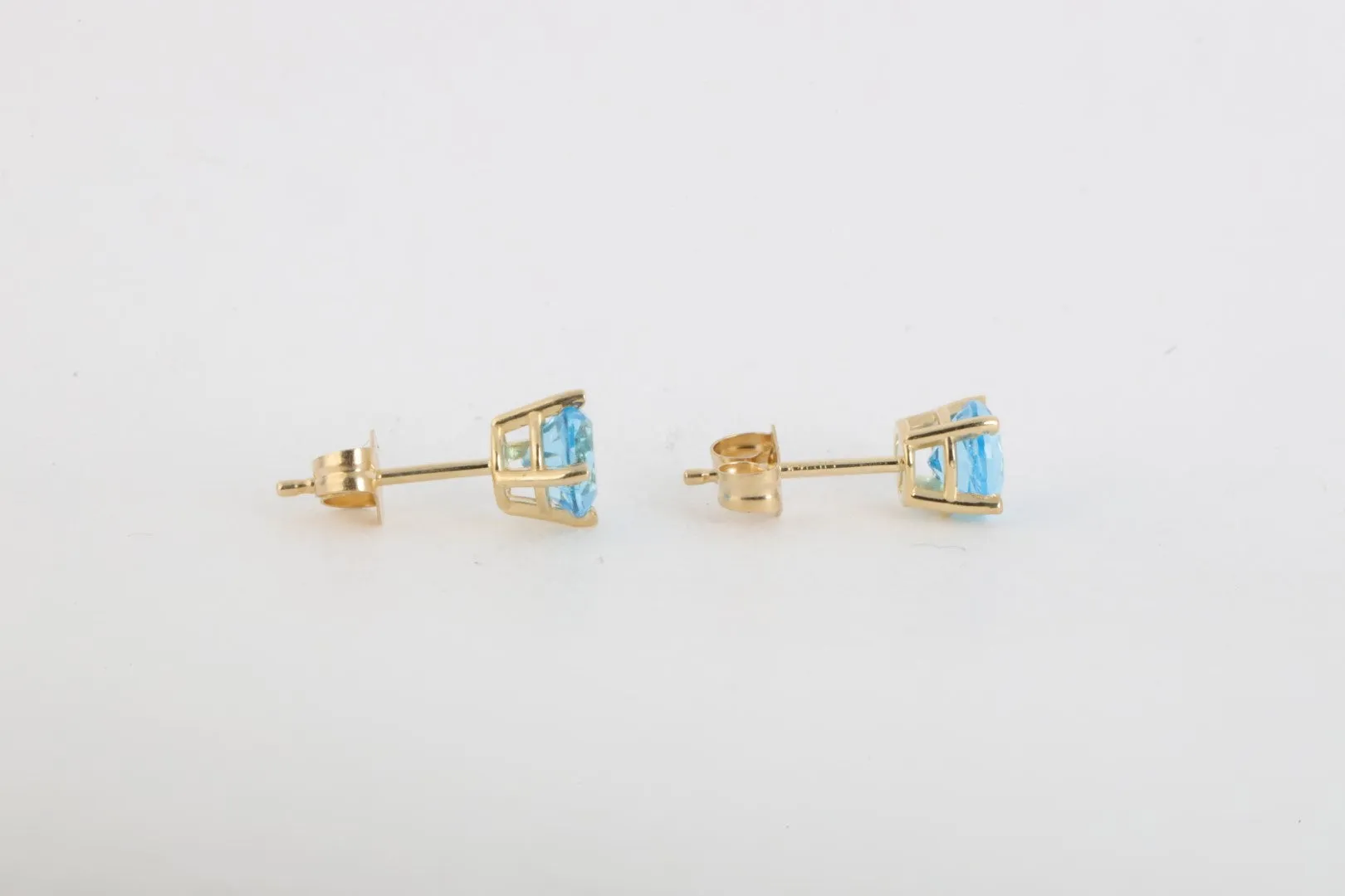 14k Yellow Gold 1.98tcw Blue Topaz Stud Earrings (0.83g.)