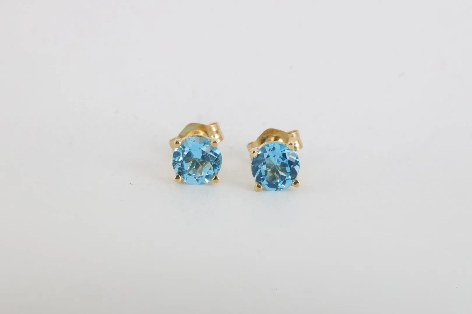 14k Yellow Gold 1.98tcw Blue Topaz Stud Earrings (0.83g.)